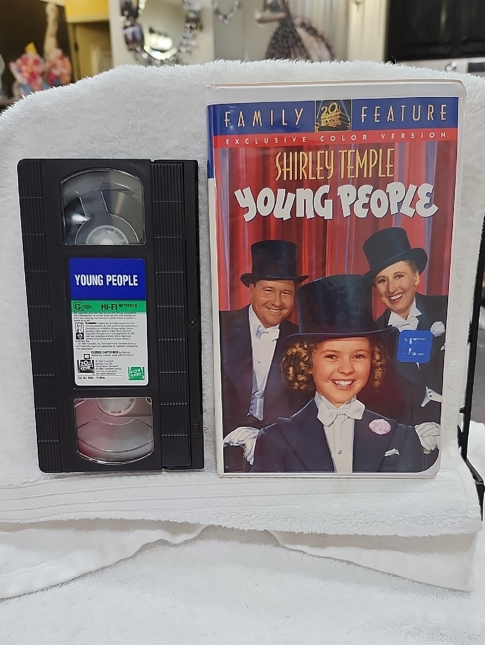 SHIRLEY TEMPLE "YOUNG PEOPLE" VHS TAPE - CLASSIC FAMILY FEATURE